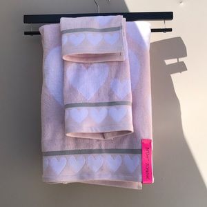 Brand New Betsey Johnson 3ps Bath Towel Set